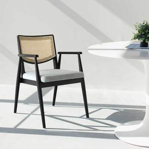 Chaise de salle à manger élégante en teck avec siège rembourré doux, dossier en rotin naturel et accoudoirs en bois élégants - Product Image 1