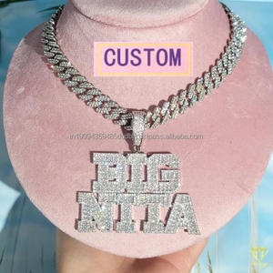 Collier avec plaque nominative QUEES en moissanite sertie de pierres, pendentif à lettres audacieuses, chaîne cubaine, bijoux de luxe hip-hop tendance, vente en gros - Product Image 3