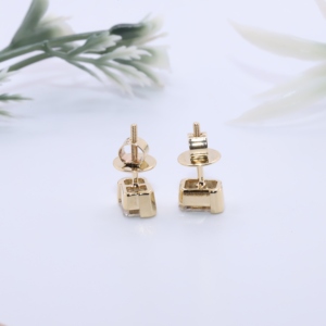 Boucles d'oreilles clous en or jaune avec diamant de laboratoire taille émeraude, serti clos, style solitaire, à visser, bijoux fins pour cadeau - Product Image 4