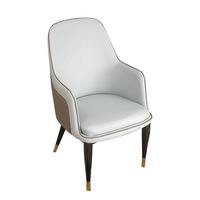 Chaise de salle à manger moderne de luxe léger avec accoudoirs, Poltrona Per Sala Da Pranzo, avec surpiqûres en losange et finitions dorées pour Villa et Café