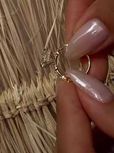 Anillo de compromiso de diamante radiante cultivado en laboratorio, personalizado, 2.50 quilates en total, oro macizo de 14K/18K, halo inverso, con acento marquesa en el tallo, fabricante - Product Image 6