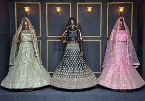 Ropa nupcial Lehenga Choli con espejo de trabajo pesado completo, detalles de Shisha y piedras Jarkan en 20 colores y diseños étnicos modernos - Product Image 2