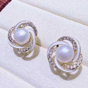 ต่างหูมุกน้ำจืดแท้ทรงเกลียวฝรั่งเศส รุ่นใหม่ ปี 2025 ประดับเพชรซิคอนไล่เฉดสี พรีเมียม เงินแท้ S925 ยี่ห้อ Zhuji - Product Image 3