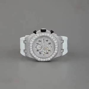 Montre analogique à cadran rond très demandée avec boîtier en acier inoxydable durable et bracelet en silicone blanc, disponible au prix export. - Product Image 2
