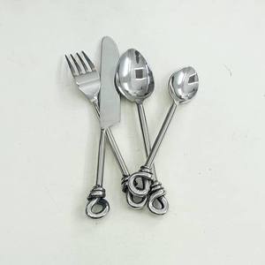Juego de Cubiertos de Metal Clásico de Estilo Medieval con Diseño de Mango Trenzado, Acabado de Alto Brillo, Resistente al Óxido, para Bodas y Eventos - Product Image 1