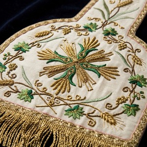 Étole d'église artisanale haut de gamme, fabriquée avec un tissu blanc de haute qualité et décorée d'une élégante broderie florale dorée et verte. - Product Image 6
