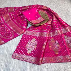 Sari de fête en crêpe de soie Khaddi Georgette avec broderie Zari dorée sur toute la surface, motif floral Minakari Butta Pallu, bordure inférieure sans plis - Product Image 1