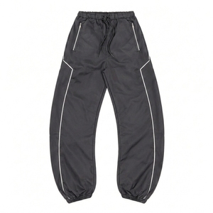 ชุดเซ็ตเสื้อแจ็คเก็ตและกางเกงจ็อกเกอร์แบบ unisex  ผ้าไนลอนสตรีทแวร์  ดีไซน์เส้นขอบแบบ Line Piping น้ำหนักเบา ระบายอากาศได้ดี เป็นมิตรต่อสิ่งแวดล้อม 2 in 1 - Product Image 3