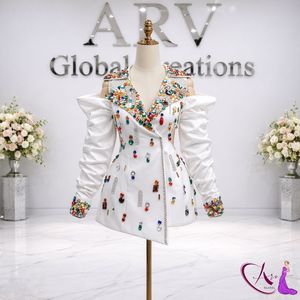 Vestido Blazer Mini Blanco con Adornos |   Chaqueta de Fiesta de Diseño con Cristales, Estilo Bodycon, de Manga Larga y Hombros Descubiertos - Product Image 3
