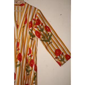 Robe longue bohème en coton faite à la main avec imprimé blocs, rayures moutarde et motifs floraux rouges pour femme - Product Image 5