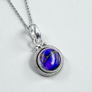 Pendentif en cuivre violet, turquoise et argent, fait main, avec cabochon rond en pierre précieuse - Product Image 1
