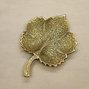 Plato Decorativo de Metal con Hojas Grabadas, Diseño Vintage para Exhibición en Cocina u Hogar - Product Image 1