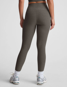 Conjunto deportivo premium para mujer con tela suave y elástica, control de la humedad y comodidad superior para el entrenamiento. - Product Image 3