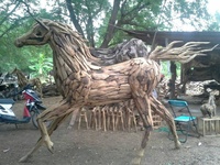 Statue de cheval en bois flotté thaïlandais de style art populaire - Sculpture sur mesure, objet de collection pour Diwali, Noël et anniversaire