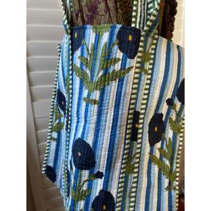 Bolso Tote Bordado con Diseño Floral Índigo de RAJASTHANI TEXTILE, Resistente al Agua, Hecho a Mano, con Cierre Abierto, para Compras, Todas las Temporadas - Product Image 4