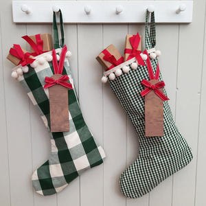 Chaussette de Noël à carreaux vert et blanc en coton doux avec décoration brodée - Product Image 4