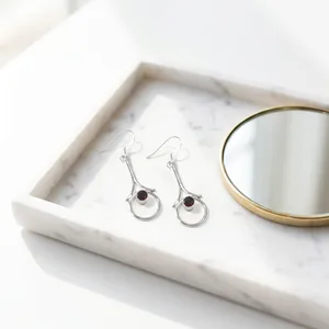 Boucles d'oreilles pendantes en argent sterling 925 avec grenat, design circulaire minimaliste, pierre précieuse rouge, bijoux modernes faits à la main pour femmes - Product Image 2