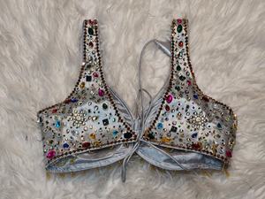 Blusa de Novia con Pedrería Multicolor en Gris Plateado |   Blusa de Saree de Diseñador con Adornos Hechos a Mano - Product Image 2