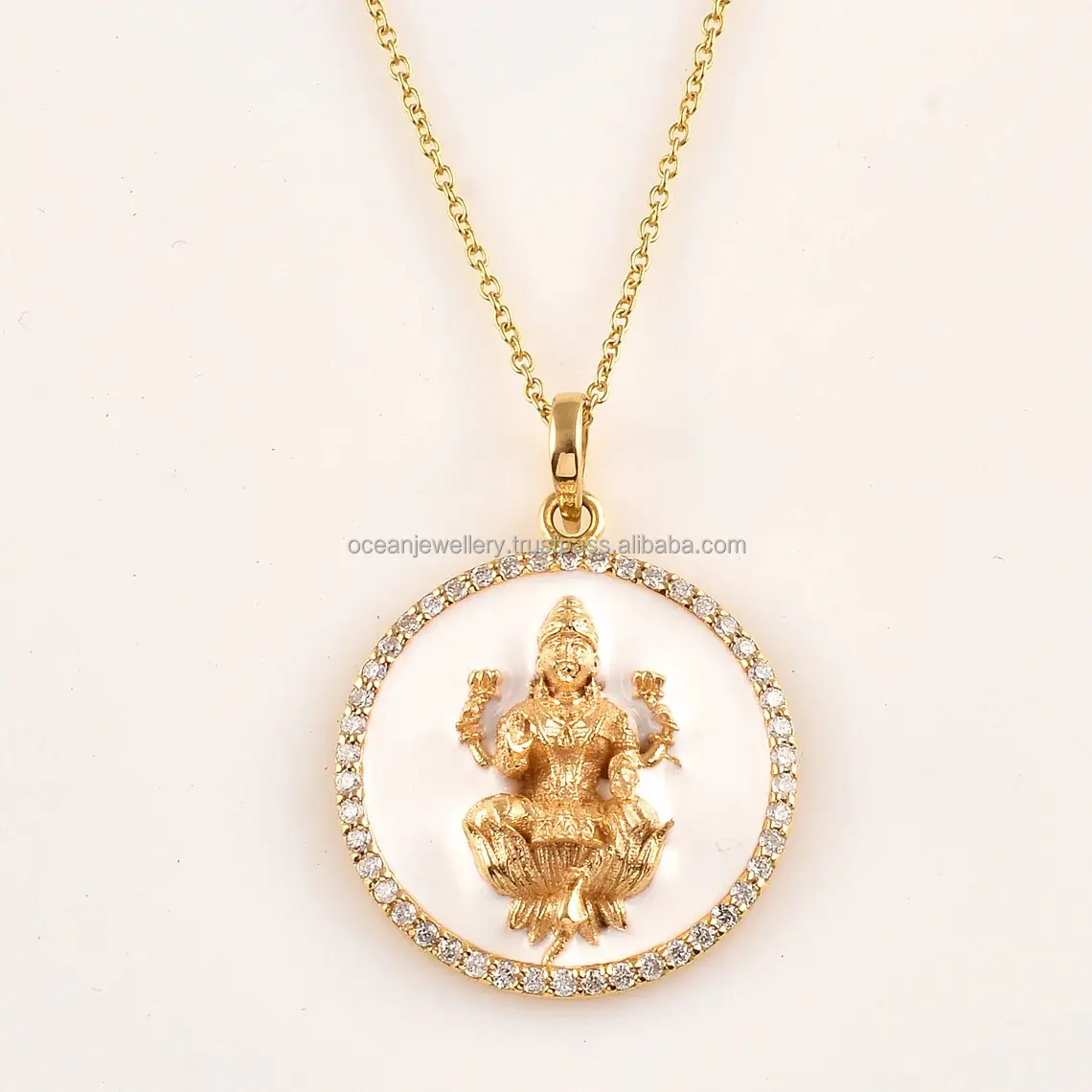 Бриллиантовая эмалированная Подвеска из желтого золота, 18 карат, круглый медальон на цепочке, традиционное ожерелье с цепочкой для женщин