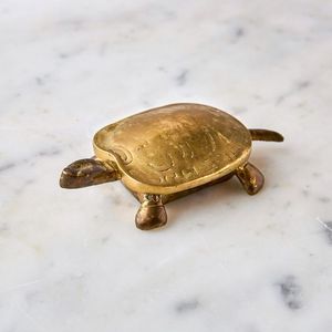 Centre de table en forme de tortue en métal pour la décoration de table à manger moderne et comme accent d'intérieur élégant - Product Image 1