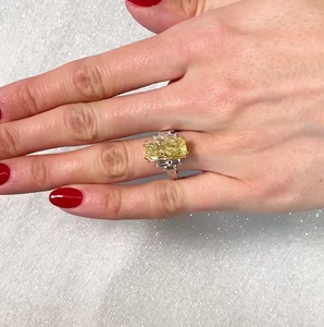 Anillo de Diamante Amarillo Corte Radiante de Laboratorio con Engaste de Garras en Oro Blanco de 14K, Certificado IGI y Claridad VVS - Product Image 5