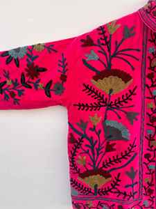 เสื้อแจ็คเก็ตบอมเบอร์กำมะหยี่ปักลายดอกไม้สีชมพูสไตล์ซูซานี  เสื้อโค้ทโบฮีเมียนสีชมพูสด |   ของขวัญฤดูใบไม้ร่วง/ฤดูหนาวลายซูซานีสำหรับเธอ - Product Image 2