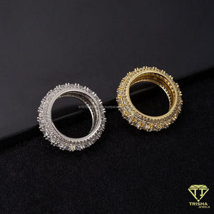 Anillo de banda ancha de lujo de plata de ley 925 con diamantes de moissanita y piedras redondas para compradores mayoristas de joyería - Product Image 3