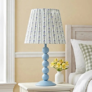 Lampe de table en métal Bluebell Pearl avec abat-jour imprimé floral, construction en fer durable, éclairage d'ambiance doux pour les maisons élégantes - Product Image 2
