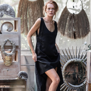 Robe longue en lin noir, style bohème, bio, dos nu, asymétrique, coupe déesse, asymétrique haut-bas, dos ouvert - Product Image 1