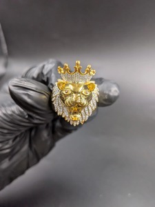 Anillo de boda de moissanita para hombre, de plata 925 chapado en oro de 14K, con diseño de león coronado, estilo hip hop, con diamantes talla redonda. - Product Image 5