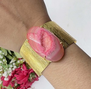กำไลข้อมือทำมือสีชมพูประดับคริสตัลแบบหนา ชุบทอง ดีไซน์โบฮีเมียน ของขวัญคริสเตียนสำหรับทุกเพศ - Product Image 1