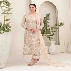 Robes Panjabi pakistanaises brodées en mousseline de soie pour femmes sur des costumes trois pièces en mousseline de soie Designers pakistanais par Tawakkal Vol SETAREH - Product Image 3