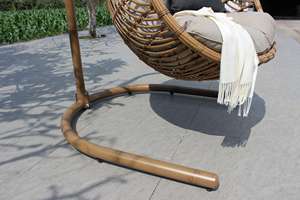 Fauteuil suspendu élégant en osier avec coussins épais, durable et écologique, design minimaliste pour la détente en extérieur - Product Image 5