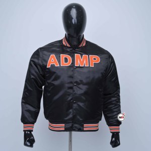 เสื้อแจ็คเก็ตวาร์ซิตี้สีดำผ้าซาตินปักโลโก้ ADMP สำหรับผู้ชาย ปกตั้ง ปักตัวอักษรด้านหน้า ทรงปกติ สวมใส่สบายๆ ในฤดูใบไม้ร่วง พร้อมโลโก้แบบกำหนดเอง - Product Image 1