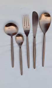 Ensemble de couverts de luxe en acier inoxydable, finition miroir, plaqué or, design minimaliste, passe au lave-vaisselle, cuillère à dîner et fourchette à long manche - Product Image 2