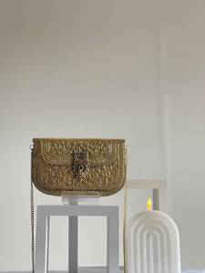 กระเป๋าคลัทช์ทองเหลืองสลักลายทันสมัยพร้อมช่องใส่ของแบบโซ่ ราคาพิเศษ ของชำร่วยงานแต่งงาน ทองเหลืองพรีเมียม สำหรับผู้หญิง โดย UO - Product Image 5