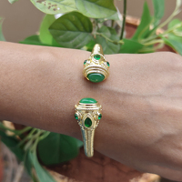 Bracelet manchette style bohème en jade vert et quartz émeraude, laiton massif plaqué or 18 carats, bracelet ouvert sur le devant, bijoux unisexes de créateur