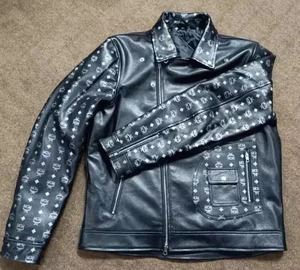 เสื้อแจ็คเก็ตหนังสีดำ MCM สำหรับผู้ชาย – แขนเสื้อปักลายโมโนแกรมสุดหรู - Product Image 2