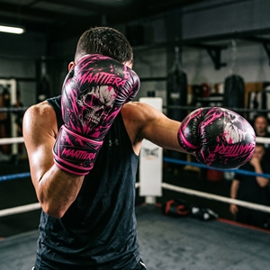 Gants d'entraînement de boxe personnalisés noir et rose avec imprimé éclaboussures, support de poignet rembourré, maille respirante, fabricant OEM - Product Image 6