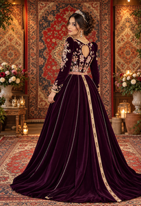 Caftán largo de terciopelo color ciruela Mishkat Couture con bordado a mano intrincado, lentejuelas decorativas, manga larga, cuello en V y dobladillo acampanado para mujeres musulmanas. - Product Image 2