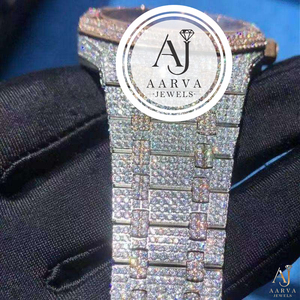 Montre classique de luxe pour homme avec boîtier tonneau incrusté de diamants en quartz, bracelet en acier inoxydable et lunette en cristal saphir, analogique - Product Image 4
