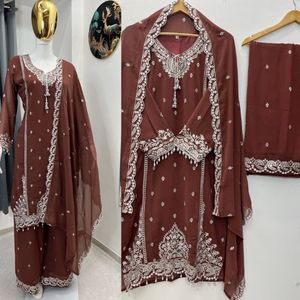 Conjunto de traje Sharara con bordado de lentejuelas de 5 mm Heavy Crush, con top y Sharara completamente cosidos, y Dupatta con forro interior de microalgodón de diseño. - Product Image 3