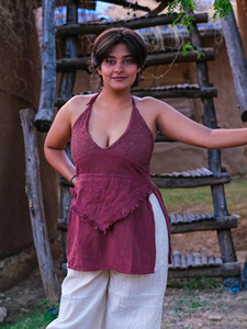Haut court en dentelle crochetée fait main pour femme, style bohème chic, dos nu, en coton, sans manches, idéal pour les festivals d'été et les soirées - Product Image 3