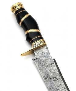 Couteau utilitaire avec croisillon en laiton gravé et manche en composite noir et bois, doté d'une lame fixe en acier Damas - Product Image 2