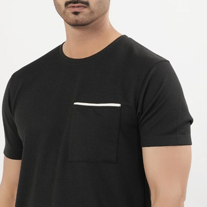 เสื้อยืดคอกลมแขนสั้นผ้าฝ้ายพรีเมียมสำหรับผู้ชาย กระเป๋าหน้าแบบมีลาย  ใส่สบาย ระบายอากาศได้ดี ไม่ยับง่าย รับผลิตแบบ OEM ODM - Product Image 4
