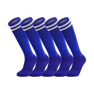 Chaussettes rayées rouges mi-hautes, chaussettes de sport en tricot à rayures blanches - Product Image 2