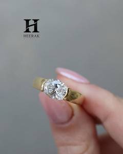 Anillo de compromiso de lujo de oro amarillo de 18 quilates con diamante ovalado cultivado en laboratorio, engaste de media bisel, solitario de diamante ovalado oriental-oeste - Product Image 3