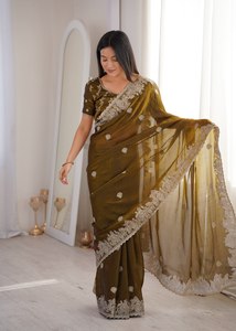 Sari de Diseño de Lujo en Tela Crush con Bordado Zari y Detalles Hotfix, Blusa Sin Coser, Ropa Regional, Prenda Femenina - Product Image 2