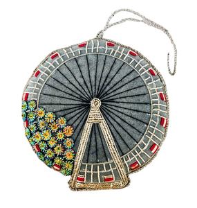 Revendeur de confiance de décorations suspendues festives en forme de roue géante de 10 cm de diamètre, brodées à la main, avec des options personnalisées - Product Image 1