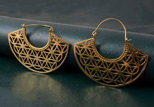 Boucles d'oreilles créoles géométriques dorées faites à la main, motif floral ajouré, style bohème, bijoux ethniques tendance pour femme - Product Image 4